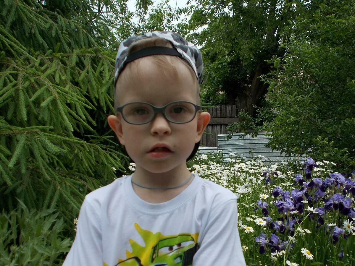 Для Миши нужно анатомитическое ортопедическое кресло и парта