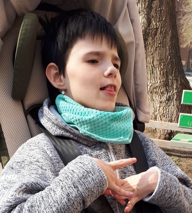 Виктории необходима коляска и иппотренажер 