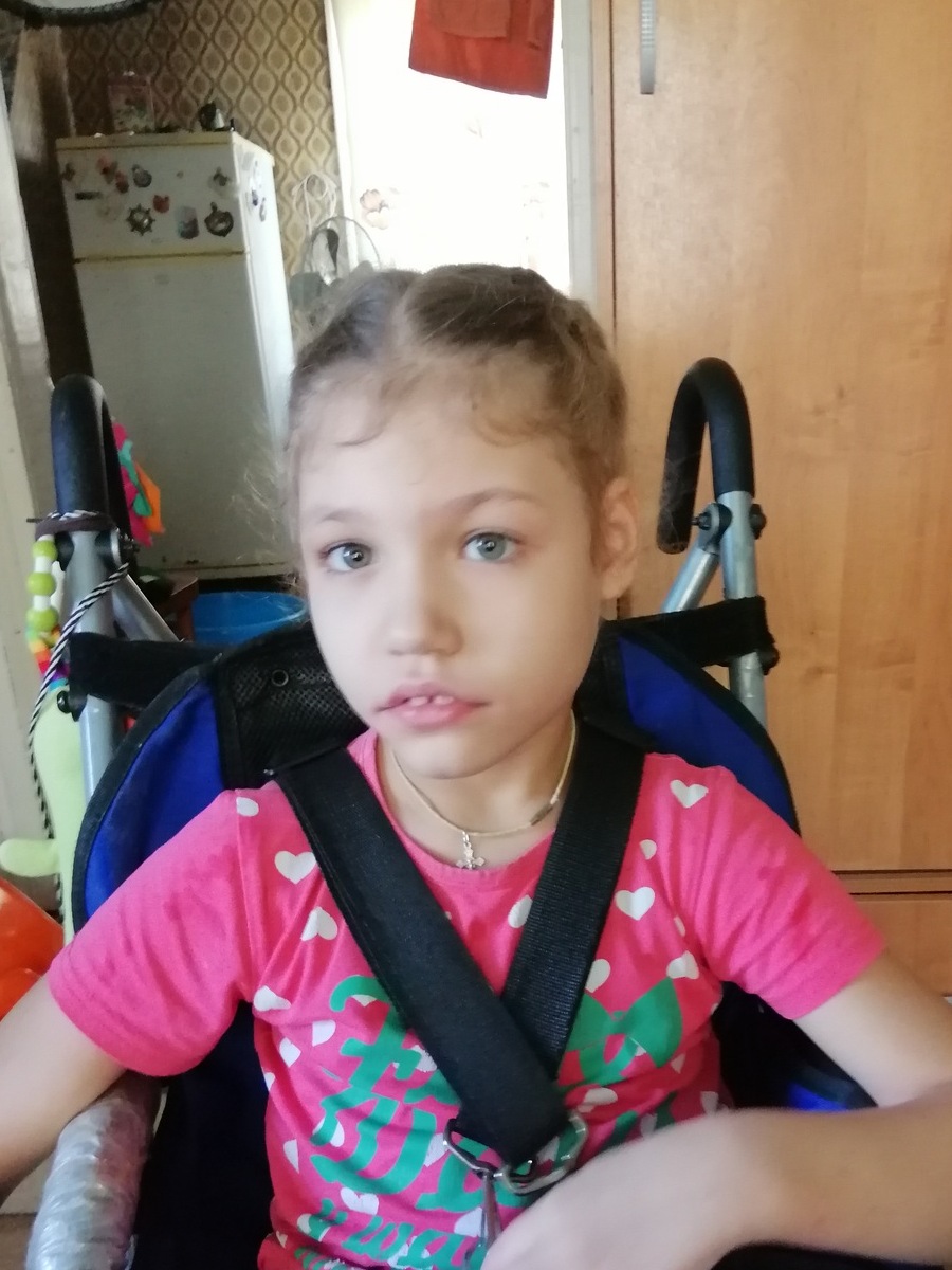 Лиза не ходит, нужна специальная инвалидная коляска