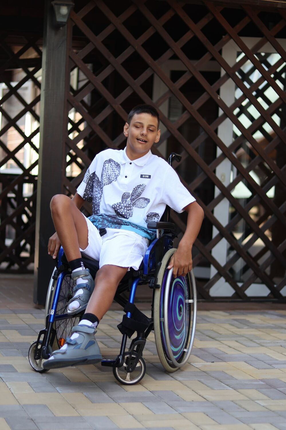 Артему нужна складная инвалидная коляска