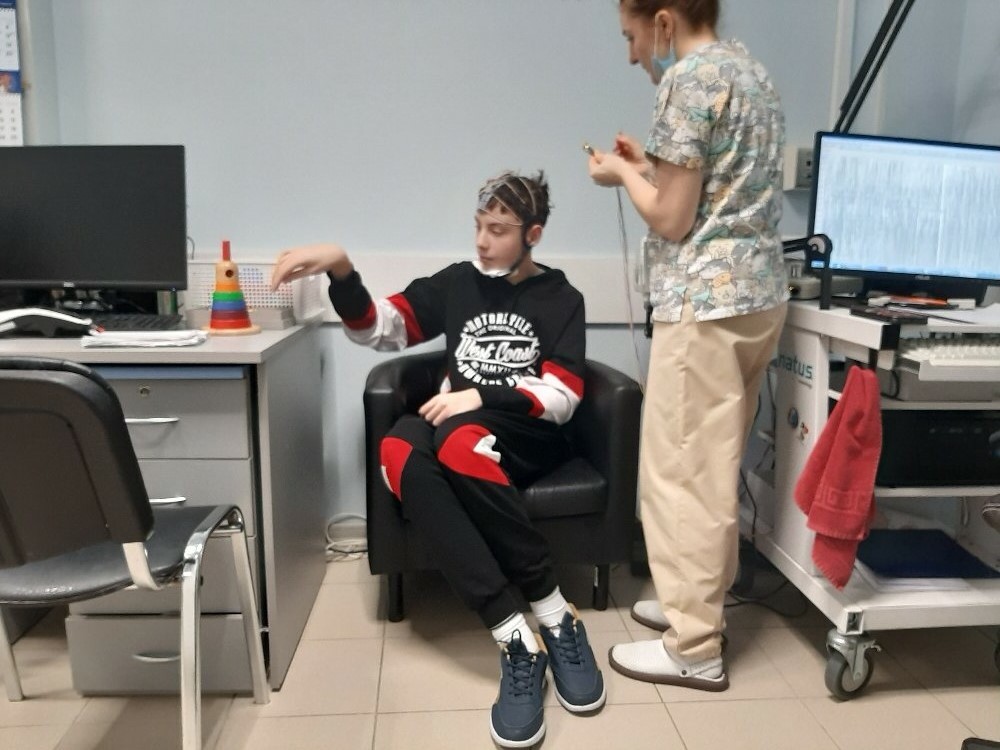 Анатолию необходима ортопедическая обувь и кресло 