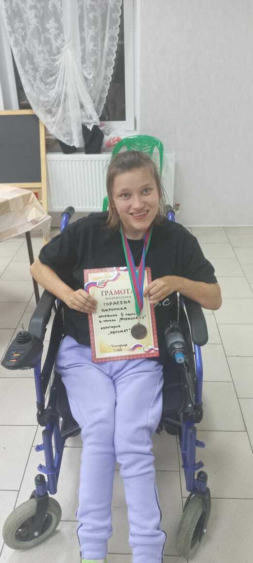 Веронике нужен специальный стул для компьютерного стола