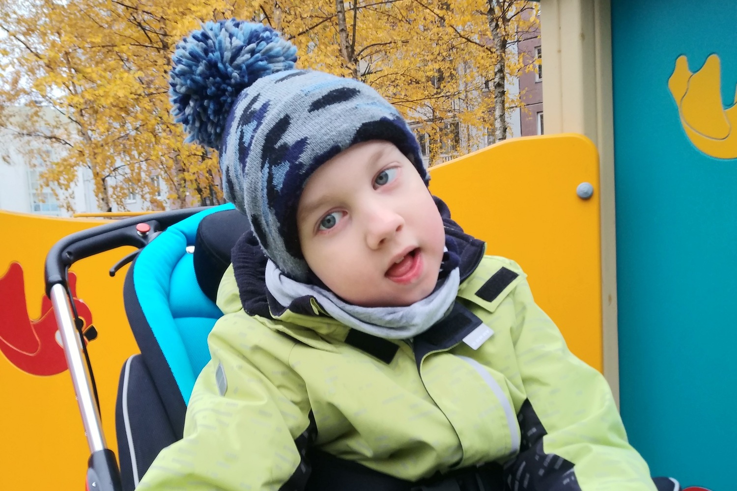 Макару нужен специальный стул для купания