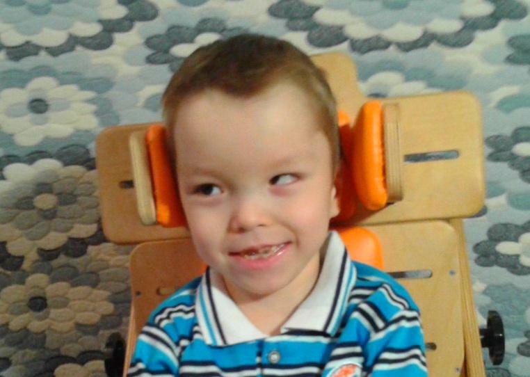 Данилу необходим специальный стульчик с фиксацией тела