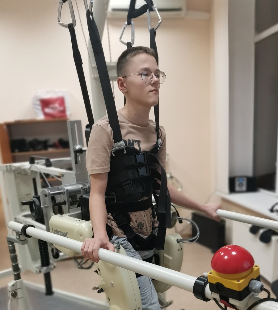 Станиславу нужен компьютер для учебы и ортопедическое кресло