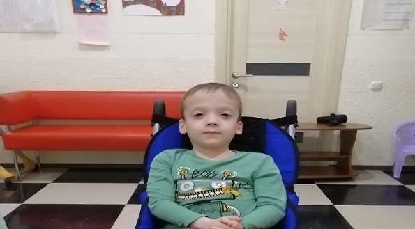 Необходима кресло-коляска для Ромы, мальчик не ходит